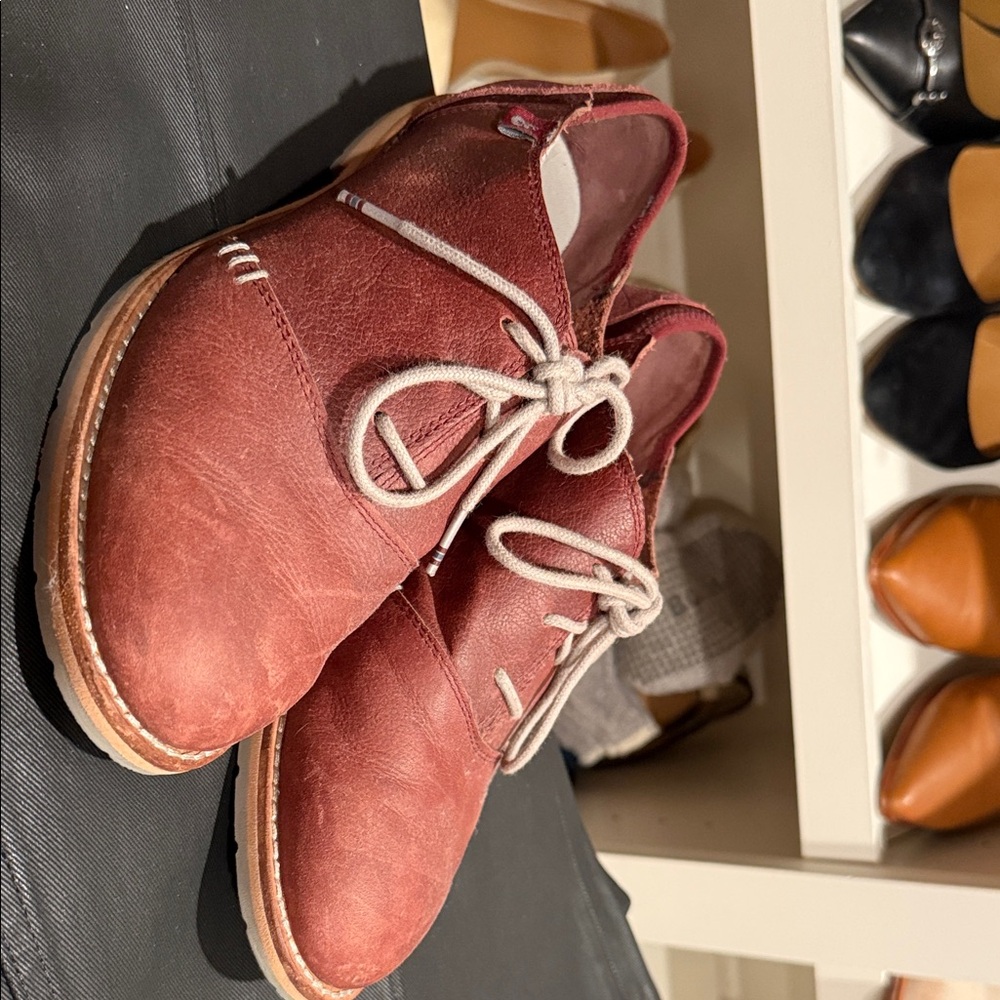 Ahnu Women's Chukka shoes in Burgundy Leather